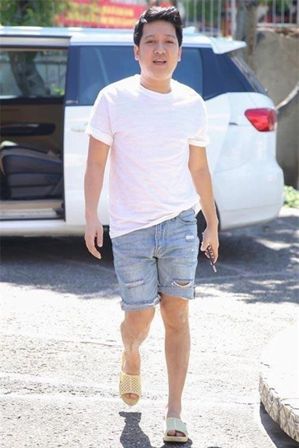 Không cầu kỳ xa hoa, những item xoay quanh danh hài gốc Đồng Nai tựu trung thường là áo phông, sơ-mi, quần jeans đơn giản. Đặc biệt, không phải sneaker hay giày tây, đôi dép tổ ong thân thuộc mới là item anh thường xuyên sử dụng.