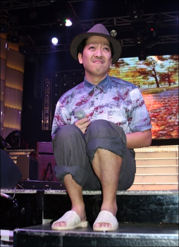 Với sức lao động miệt mài cùng mức cat-se thuộc hàng top của Vbiz, danh hài Trường Giang thừa sức sắm sửa cho mình những bộ cánh “bảnh chọe” hơn. Song nếu như mọi người hay nhắc đến cụm từ “cá tính thời trang” thì đây có thể xem là cá tính của anh, được gói gọn trong hai từ: đơn giản.