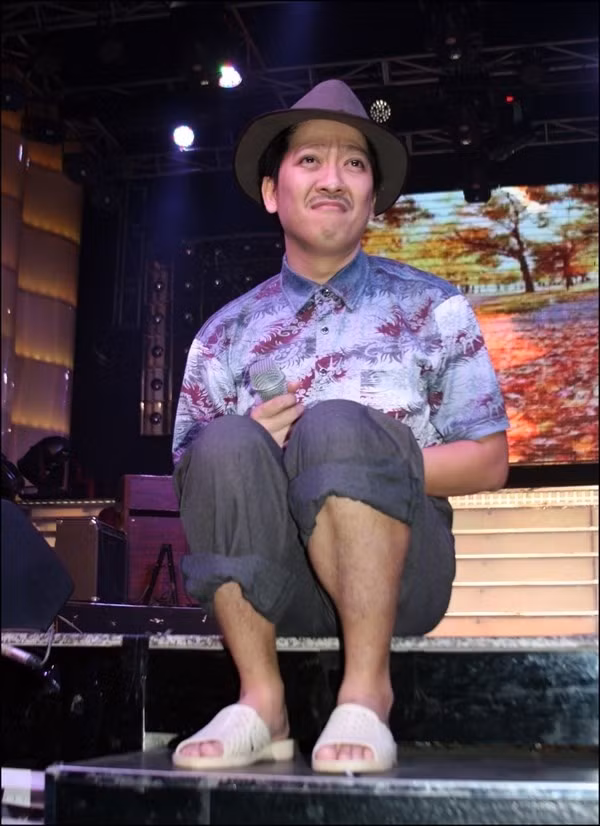 Với sức lao động miệt mài cùng mức cat-se thuộc hàng top của Vbiz, danh hài Trường Giang thừa sức sắm sửa cho mình những bộ cánh “bảnh chọe” hơn. Song nếu như mọi người hay nhắc đến cụm từ “cá tính thời trang” thì đây có thể xem là cá tính của anh, được gói gọn trong hai từ: đơn giản.