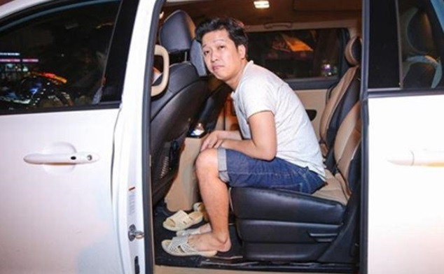 Là một trong những nghệ sĩ có thu nhập vào hàng đỉnh cao của Vbiz, nhưng Trường Giang vẫn ghi dấu ấn với khán giả bằng sự đơn giản chân phương, cả trong lối diễn xuất lẫn phong cách ăn mặc thường ngày.