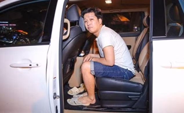 Là một trong những nghệ sĩ có thu nhập vào hàng đỉnh cao của Vbiz, nhưng Trường Giang vẫn ghi dấu ấn với khán giả bằng sự đơn giản chân phương, cả trong lối diễn xuất lẫn phong cách ăn mặc thường ngày.