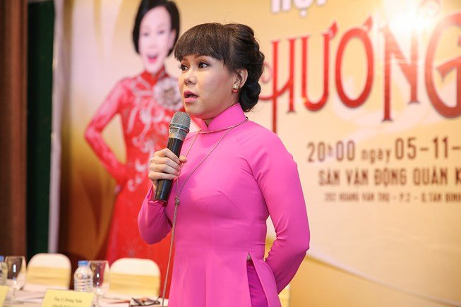 Đi diễn hàng chục năm, Việt Hương vẫn luôn giữ quy tắc đến đúng giờ. Việc nam diễn viên đi trễ khiến cả ekip phải chờ đợi suốt ba tiếng theo cô là không chấp nhận được.