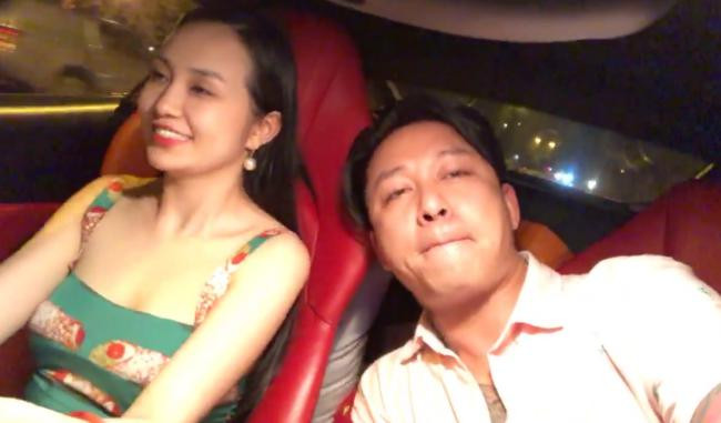 Tuấn Hưng hào hứng quay clip khoe được bà xã Hương Baby đưa về nhà bằng siêu xe.