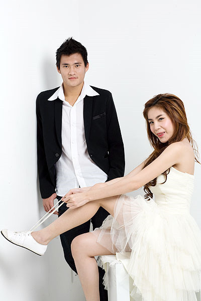 Công Vinh gặp Thủy Tiên vào năm 2009 trong một buổi chụp ảnh. Có cảm tình với nữ ca sĩ, anh đã quyết tâm chinh phục cô bằng được.