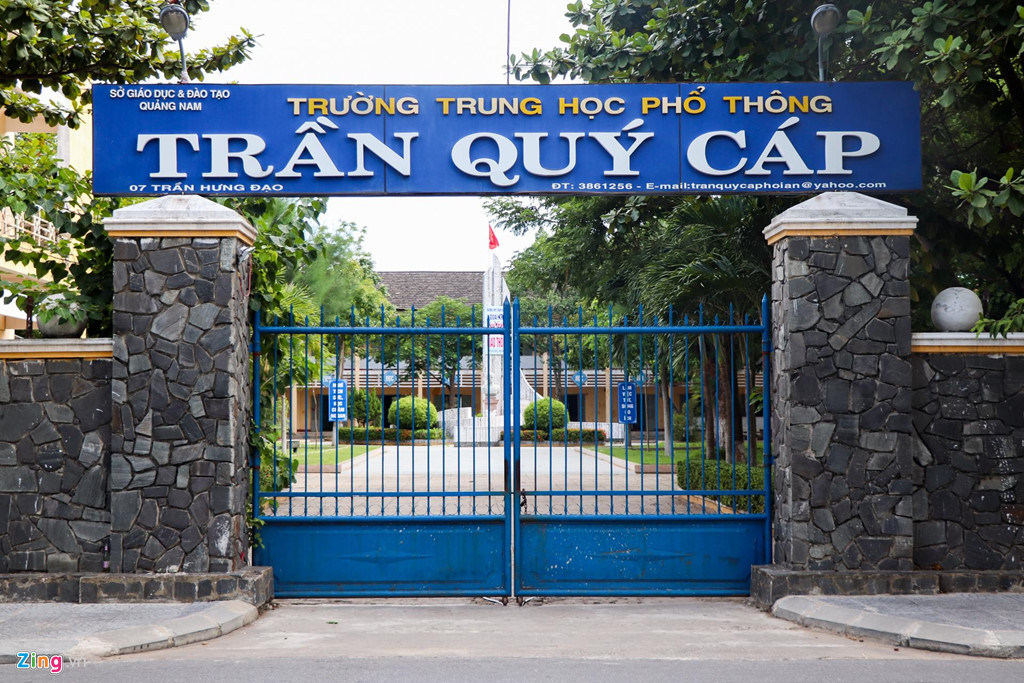 Thầy hiệu trưởng cho biết Hoa hậu Trần Tiểu Vy học xong lớp 10 tại trường rồi theo nguyện vọng của gia đình chuyển trường vào TP.HCM. "Thành tích học tập của Vy không quá nổi trội, so với cả lớp em học ở mức trung bình khá. Nhưng Vy chăm ngoan, tham gia các hoạt động đoàn sôi nổi, có nhiều cố gắng", thầy Thanh cho biết.