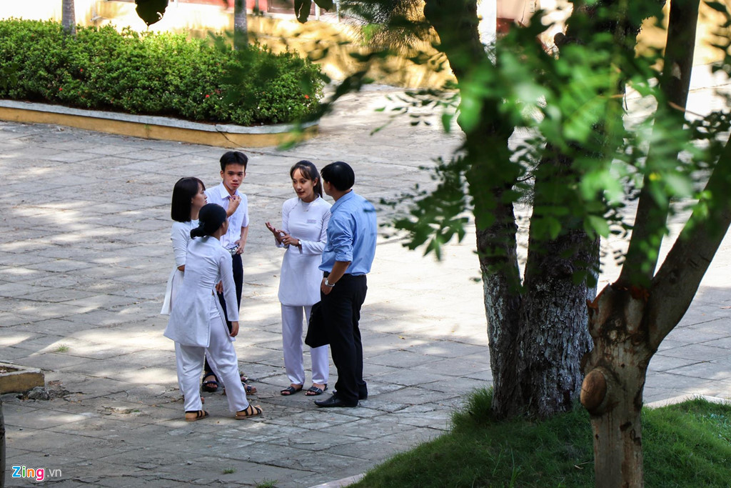 Trần Tiểu Vy không nổi trội về học tập nhưng lại nhiệt tình tham gia các hoạt động chung của trường. Thầy hiệu trưởng nhắn nhủ hoa hậu: "Thầy cũng mong cho em cố gắng phát triển bản thân. Có một học sinh đạt danh hiệu Hoa hậu Việt Nam, nhà trường rất tự hào. Mong rằng em sẽ cố gắng nỗ lực nhiều hơn để xứng đáng với danh hiệu em có được".