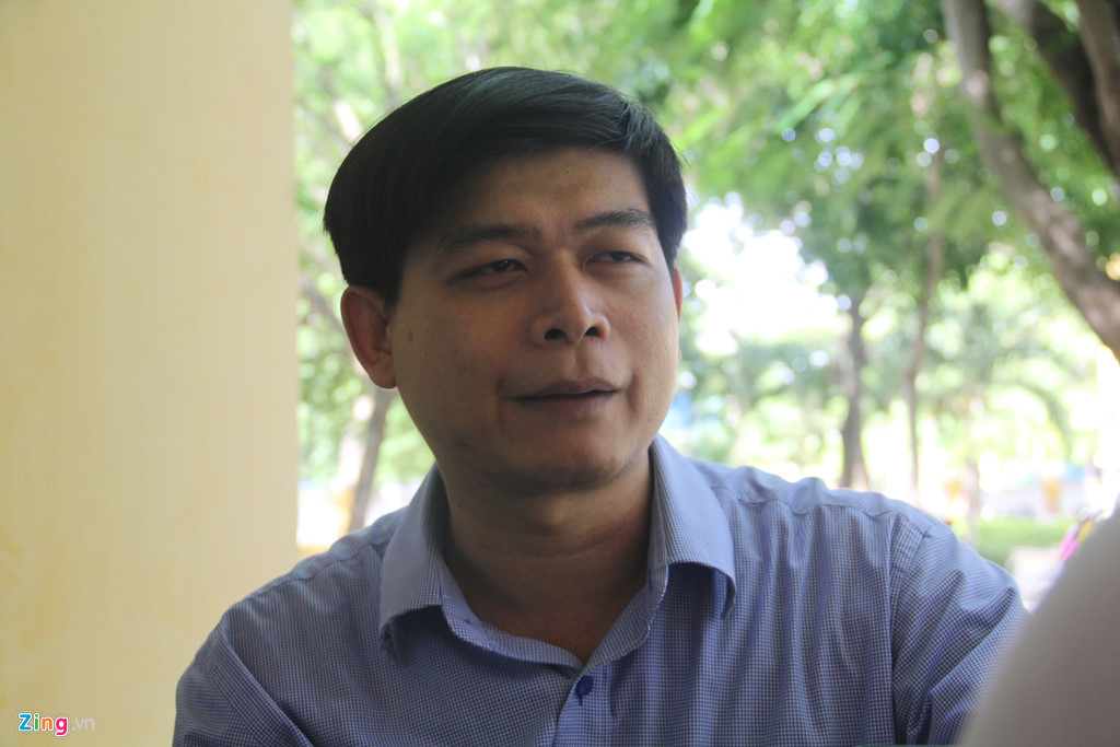 Thầy Nguyễn Công Thanh (sinh năm 1983) là chủ nhiệm lớp 10/7 nơi Trần Tiểu Vy từng theo học. Thầy công tác trong nghề 13 năm, năm thứ 4 về trường Trần Quý Cáp cho đến nay.