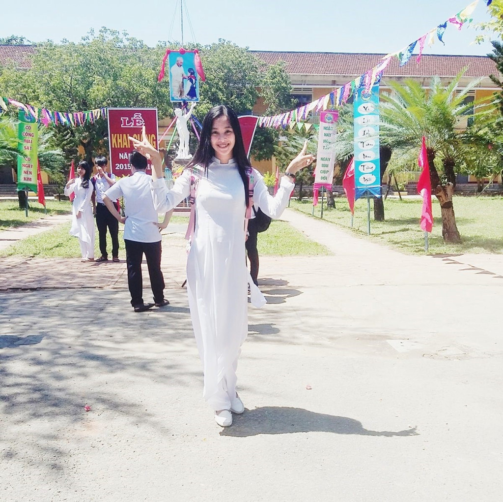 Hoa hậu Trần Tiểu Vy từng chia sẻ ảnh khai giảng chụp tại trường vào ngày 5/9/2015, khi cô bước vào lớp 10.