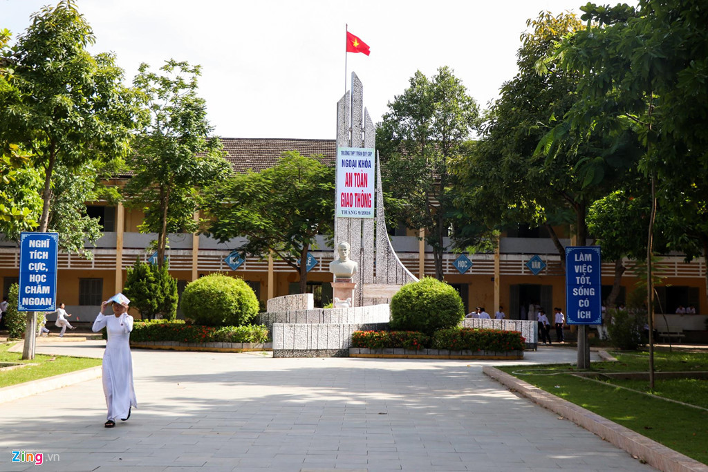 Thầy Thanh nhận xét: "Về cơ bản, em Vy là một học sinh học được của lớp. Về các hoạt động phong trào đoàn, văn hóa, văn nghệ, Vy rất sôi nổi và cũng đã tham gia các cuộc thi cấp trường".