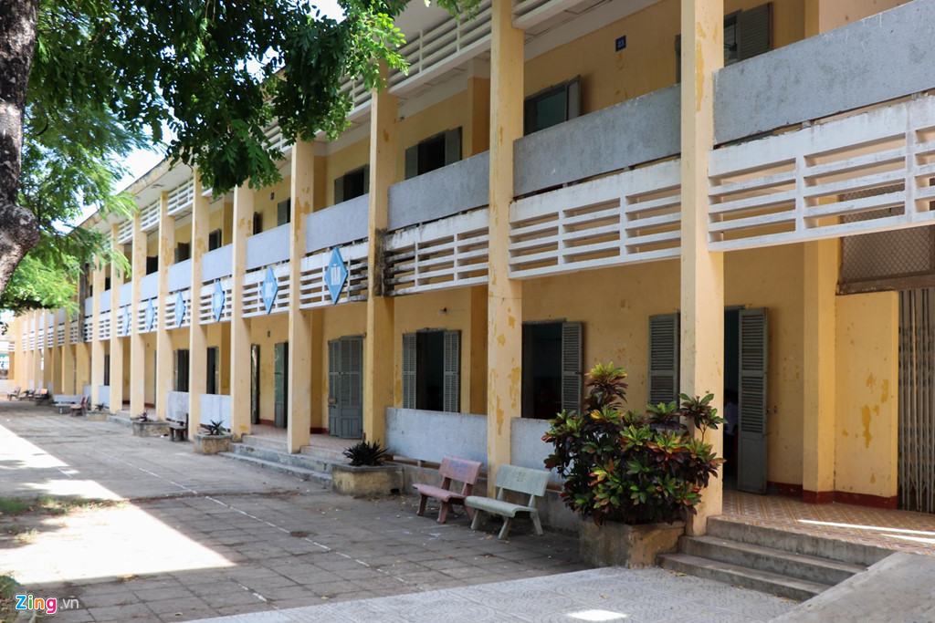 Những hình ảnh Tiểu Vy từng chia sẻ tại ngôi trường này cho thấy cô khá hòa đồng với bạn bè và được coi là một nữ sinh xinh đẹp, có sắc vóc nổi bật so với bạn bè cùng lứa.