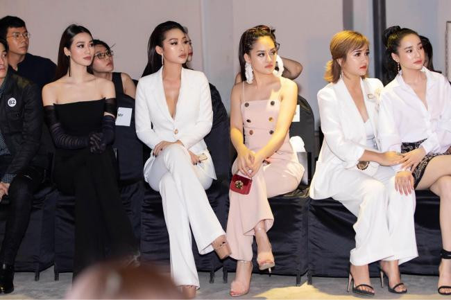 Cho đến khi chương trình bắt đầu, vị trí ghế ngồi đã được thay đổi.