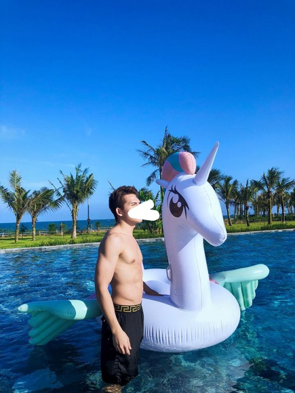 Quốc Thiên vướng nghi vấn “dao kéo” vì lộ chiếc mũi khác lạ Quoc Thien vuong nghi van “dao keo” vi lo chiec mui khac la