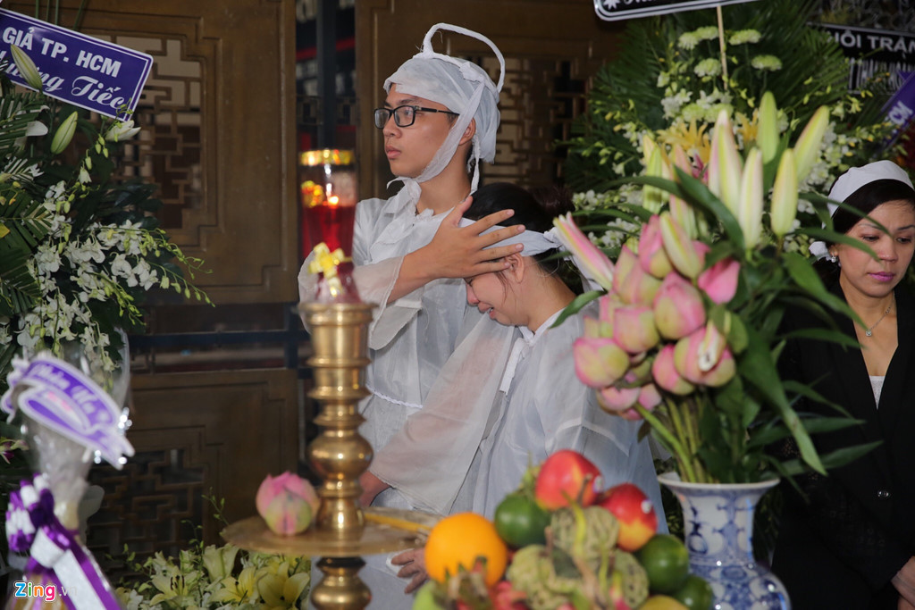 Túc trực bên linh cữu chồng, chị Phương Đào khóc nghẹn, dựa vào con trai út. Hai con trai của Thanh Hoàng đều ngoan ngoãn, học giỏi và có năng khiếu nghệ thuật giống ba.