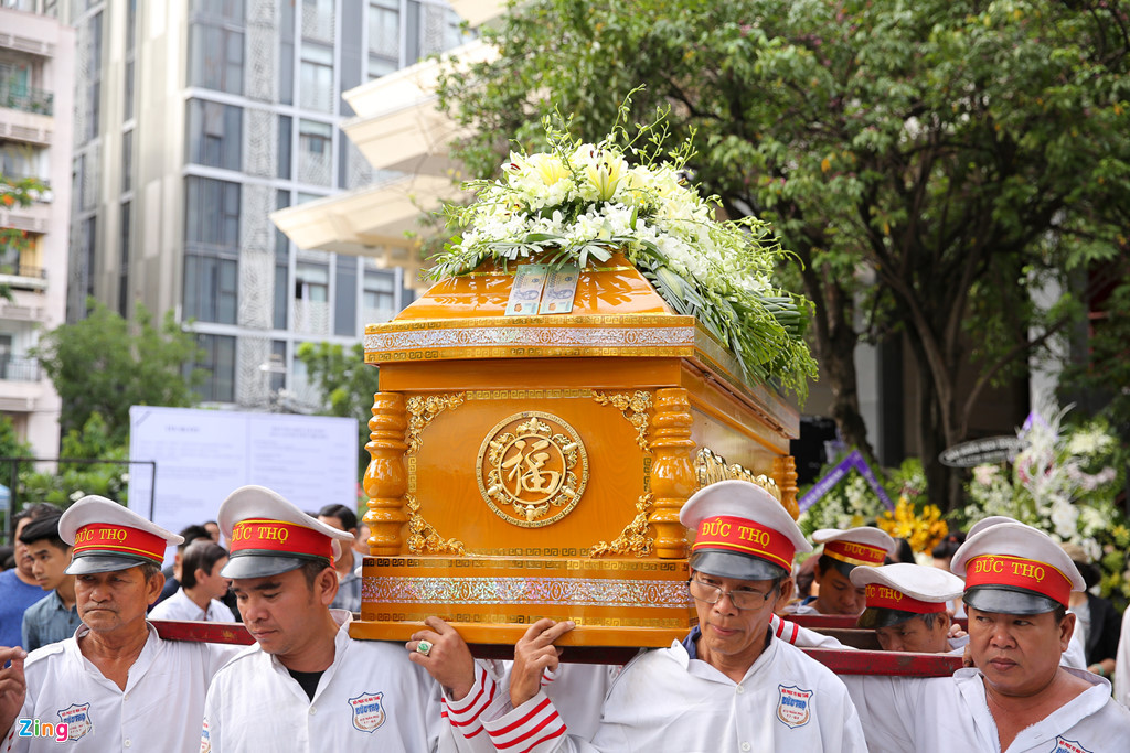 Trước giờ di quan, bà Hồng Dung, Phó giám đốc Hội sân khấu TP.HCM gởi lời chia buồn với gia đình. Bà khẳng định cố nghệ sĩ đã có những đóng góp đáng tự hào cho sân khấu miền Nam.