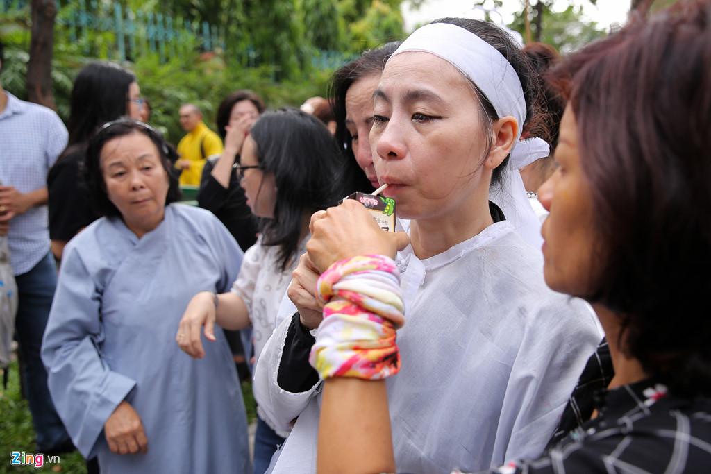 Chị gần như kiệt sức trước giờ linh cữu đưa đi hỏa táng. Người thân cho biết 3 ngày qua chị không ăn, không ngủ, chỉ cầm hơi bằng nước và sữa.