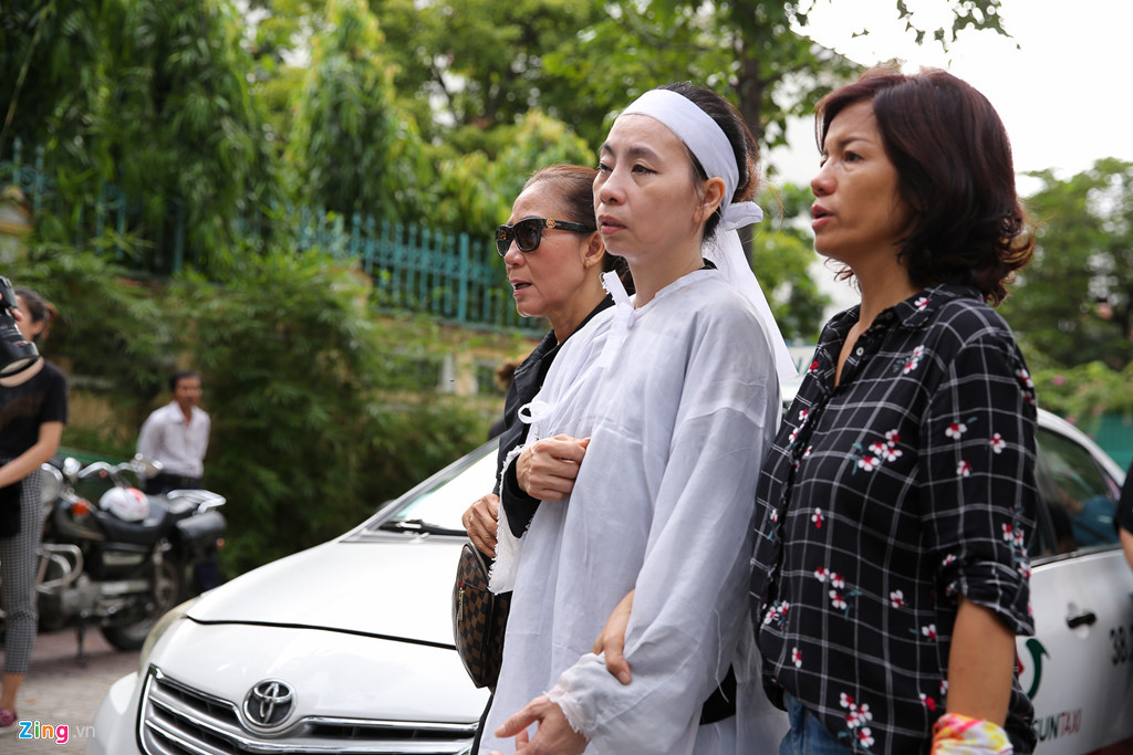 Lặng người nhìn linh cữu chồng di chuyển, chị Phương Đào không thể đứng vững. Diễn viên Thụy Mười cùng một người bạn đã ở bên dìu và động viên chị.