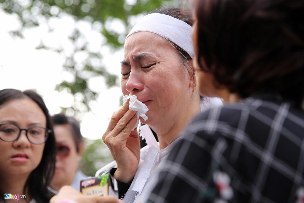 Những giọt nước mắt và nỗi đau mất chồng hằn trên gương mặt chị Đào khiến bạn bè, đồng nghiệp xúc động.