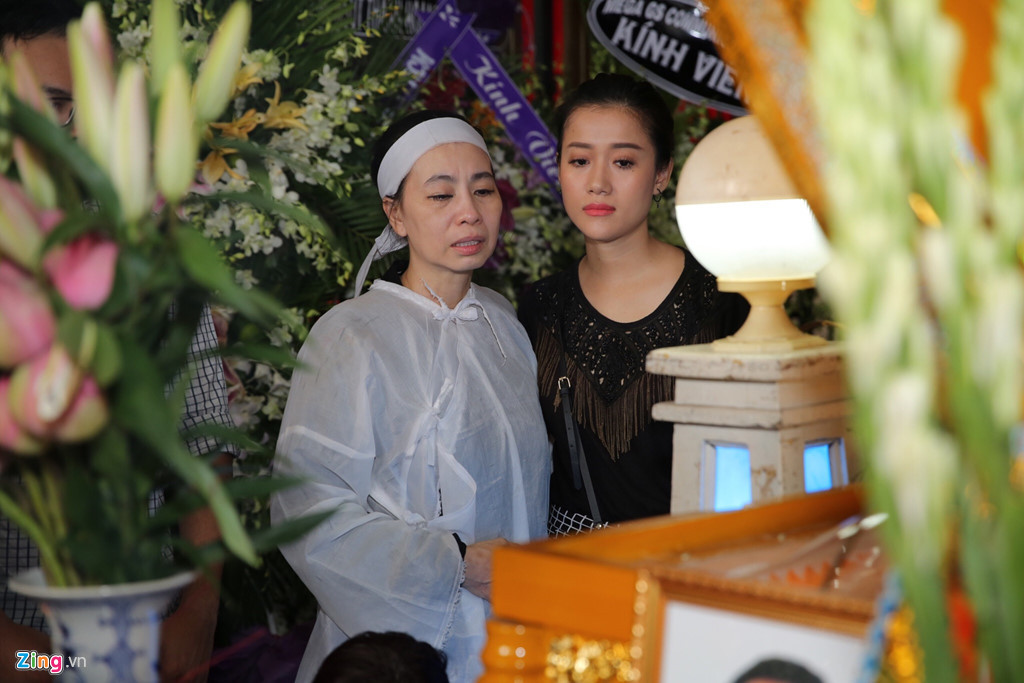 Sáng 29/7, lễ động quan nghệ sĩ Thanh Hoàng diễn ra trong không khí trang nghiêm, xúc động. Bạn bè, đồng nghiệp thân thiết với anh như NSƯT Mỹ Uyên, Thành Lộc, Tuyết Thu, Hữu Nghĩa, Cao Thái Hà... đã đến sớm tiễn biệt anh. Vợ cố nghệ sĩ - chị Phương Đào suy sụp trước giờ di quan linh cữu. Hơn 20 năm gắn bó, chị tâm sự Thanh Hoàng hết lòng thương con, chiều vợ.