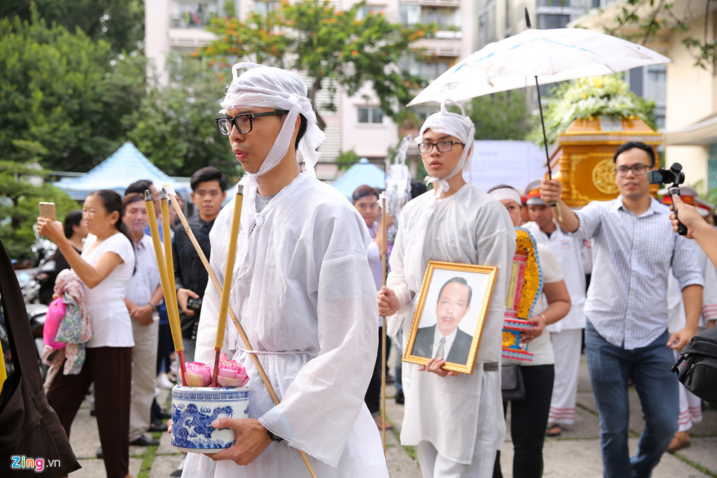 Con trai đầu của Thanh Hoàng đang học chuyên ngành xây dựng ở Mỹ. Con trai thứ hai chuẩn bị sang du học cùng anh trai. Trước đó cậu bé cho biết muốn ở lại Việt Nam cùng mẹ nhưng Thanh Hoàng nhắn nhủ vợ - nhất định phải cho con du học.