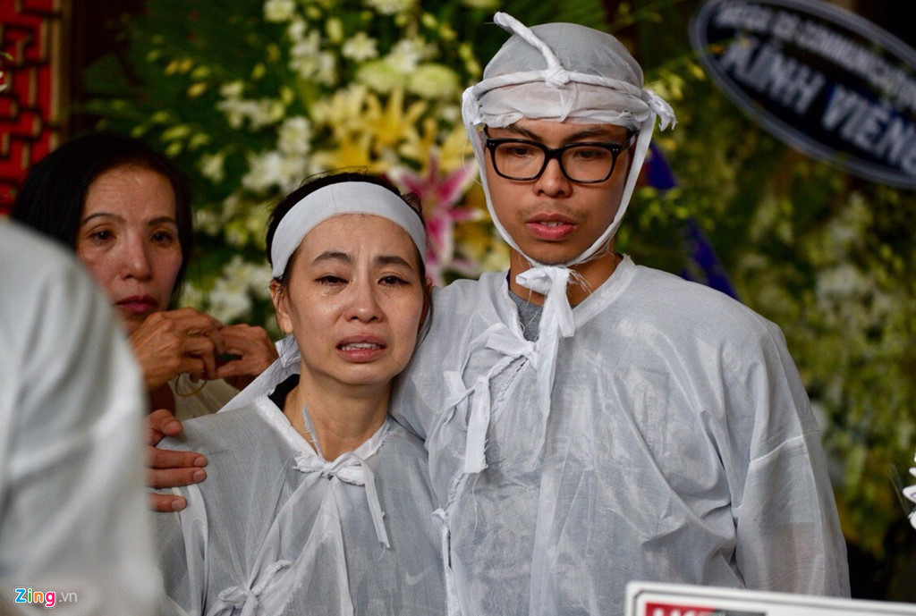 Con trai đầu của cố nghệ sĩ mới từ Mỹ về. Anh đã ôm mặt khóc nức nở khi về nhìn mặt cha lần cuối. Trong ký ức của hai con, Thanh Hoàng là người cha mẫu mực, vẻ ngoài nghiêm khắc nhưng rất mực yêu thương con.