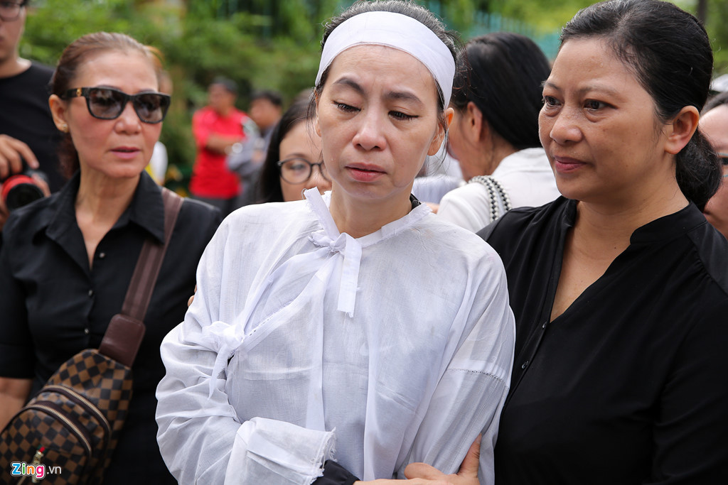 Ba ngày qua, khi tiếp khách, lúc một mình nhìn di ảnh chồng, khi con trai lớn từ Mỹ về... chị Phương Đào liên tục khóc nức nở. Chị từng chia sẻ, hơn 20 năm gắn bó, chị và cố nghệ sĩ đã sống hạnh phúc và yêu thương. Sự ra đi của anh để lại khoảng trống không thể khỏa lấp trong chị.