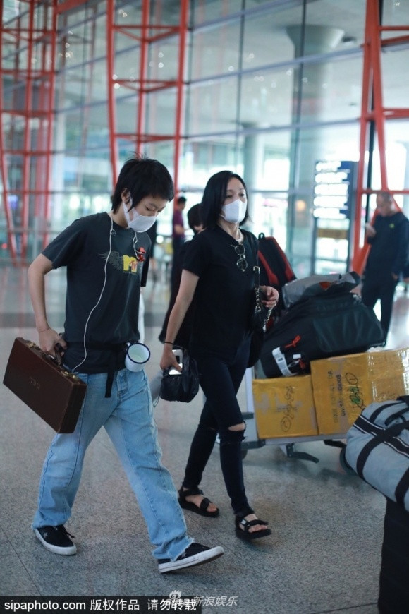  Nữ diễn viên Châu Tấn thoải mái sánh đôi với Đậu Tĩnh Đồng, con gái của Vương Phi mà không ngại sự soi mói từ những người xung quanh.