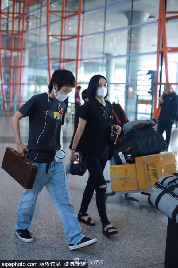  Nữ diễn viên Châu Tấn thoải mái sánh đôi với Đậu Tĩnh Đồng, con gái của Vương Phi mà không ngại sự soi mói từ những người xung quanh.