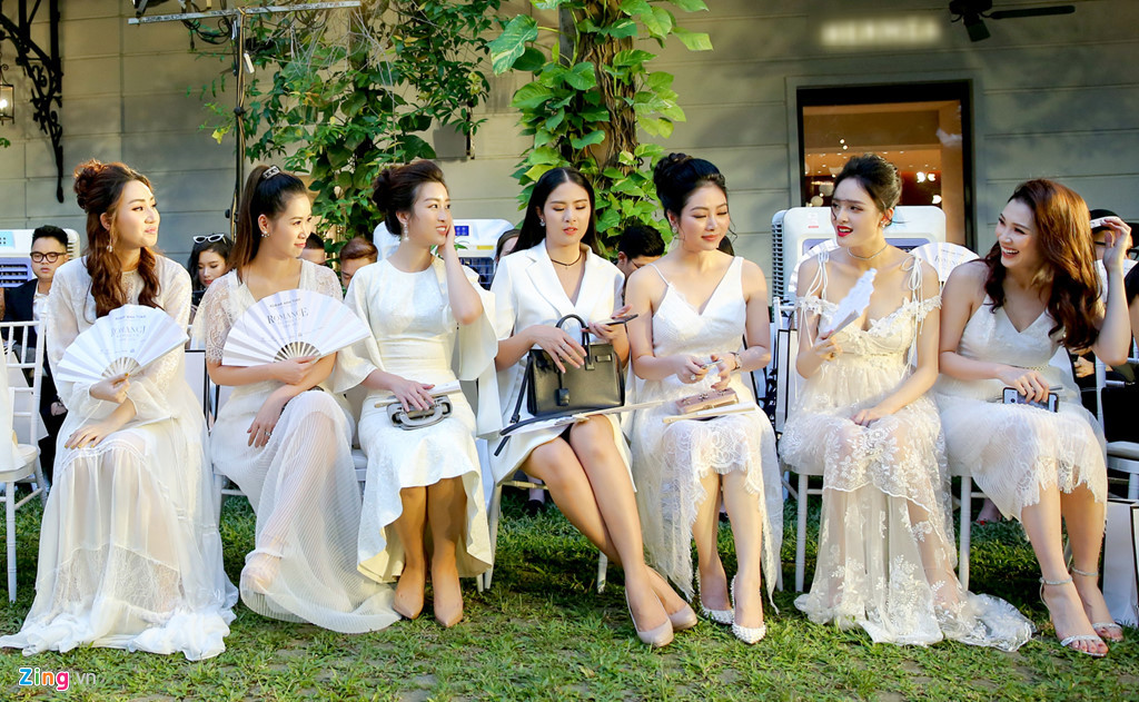 Thời tiết Hà Nội những ngày qua nắng nóng gay gắt, vì thế ban tổ chức phải chuẩn bị quạt giấy cho các khách mời. Ngồi ở hàng ghế đầu lần lượt là á hậu Ngô Trà My, người đẹp Dương Thùy Linh, Hoa hậu Đỗ Mỹ Linh, Ngọc Hân, Hoa hậu các dân tộc Việt Nam Ngọc Anh, á hậu Hoàng Anh, người đẹp Phí Thùy Linh.