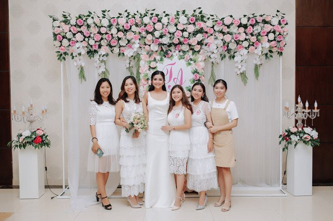 Dieu Thuy cuoi chong Tay sau 4 nam roi xa showbiz lam phi cong-Hinh-2