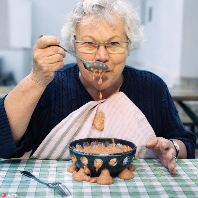 7. Bảo tàng Nonseum Ngôi làng Herrnbaumgarten ở miền bắc Áo không chỉ nổi tiếng với rượu vang mà còn thu hút hàng nghìn du khách khắp thế giới tới tham quan bảo tàng Nonseum. Nơi đây trưng bày các sản phẩm phát minh kỳ lạ và những vật vô dụng, như một chiếc thìa và bát có lỗ thủng để khuyến khích mọi người ăn kiêng.