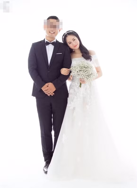 Vào tháng 5/2017, Võ Hồng Ngọc Huệ - chân dài từng lọt Top 10 Hoa hậu Việt Nam vướng nghi án "giật chồng" người khác. Sau một khoảng thời gian im lặng, Ngọc Huệ thừa nhận mình là người thứ ba. Người đẹp biết mình sai nhưng không thể buông bỏ vì yêu mù quáng. Ngọc Huệ cho biết nếu người phụ nữ mất chồng khóc 10, thì cô cũng khóc đến 7, 8 vì cảm thấy trống rỗng và mất phương hướng. Cô rất nhiều lần muốn dứt bỏ đã chia tay, nhưng chính người đàn ông ngoại tình đã làm tất cả để ngăn Ngọc Huệ. Cô mong vợ của bạn trai tha thứ và dịu lại.