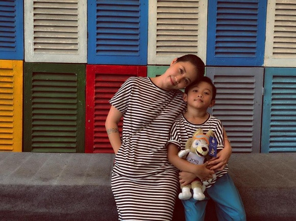 Thế nhưng, sau đó cô đã dần lấy lại nét rạng rỡ trên khuôn mặt.