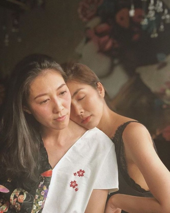 Gương mặt của Thùy Trang khi chụp cùng bạn thân Tăng Thanh Hà khá tiều tụy, hốc hác.