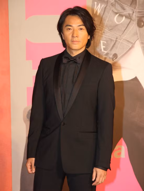 Nam diễn viên Trịnh Y Kiện.