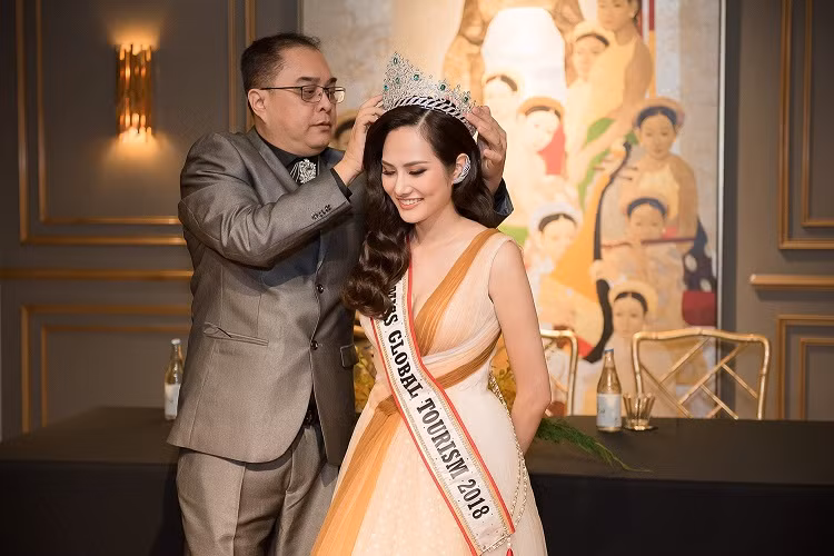 Do đó, trong đêm chung kết cuộc thi Nữ hoàng Du lịch Quốc tế - Miss Tourism Queen International 2018 diễn ra sau đó tại Bangkok (Thái Lan), BTC và BGK quyết định chọn từ hai cô gái xuất sắc nhất cuộc thi này, một nhan sắc đăng quang Miss Global Tourism và một nhan sắc đăng quang Miss Tourism Queen International.