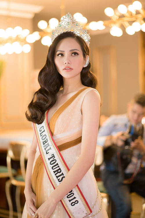 Hoa hậu Du lịch toàn cầu 2018 Diệu Linh vừa có buổi gặp gỡ giới báo chí truyền thông. Đặc biệt, tại buổi gặp, đích thân ngài chủ tịch cuộc thi Miss Global Tourism và Miss Tourism Queen International Sean Chia đã nói lời xin lỗi và thực hiện nghi thức trao lại vương miện cho Nguyễn Diệu Linh.