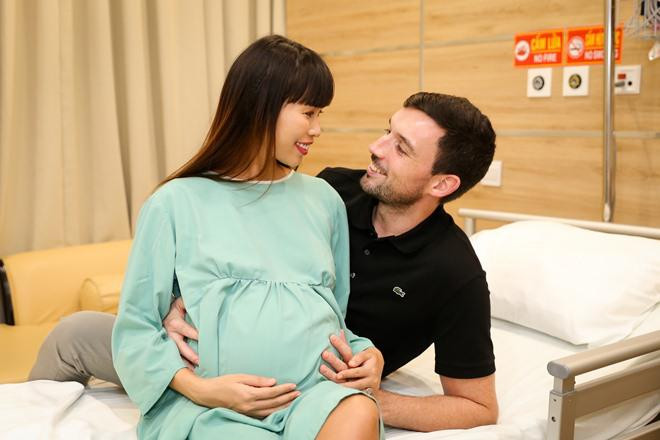 Nói về lần vượt cạn đầu tiên này, siêu mẫu cho biết cô cực kỳ hạnh phúc và trân trọng những giây phút thiêng liêng. Dù mang nặng đẻ đau nhưng đó thật sự là trải nghiệm tuyệt vời mà cô từng rất hồi hộp, háo hức xen chút xíu lo lắng bởi lần đầu trải qua.