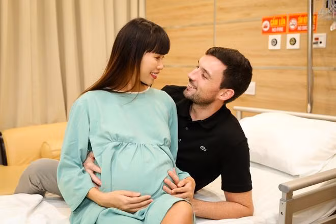 Nói về lần vượt cạn đầu tiên này, siêu mẫu cho biết cô cực kỳ hạnh phúc và trân trọng những giây phút thiêng liêng. Dù mang nặng đẻ đau nhưng đó thật sự là trải nghiệm tuyệt vời mà cô từng rất hồi hộp, háo hức xen chút xíu lo lắng bởi lần đầu trải qua.