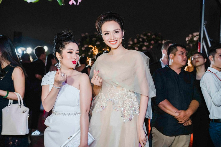 Ban tổ chức Ms Vietnam New World 2018 vừa tổ chức buổi họp báo công bố cuộc thi. Sự kiện có sự góp mặt của Hoa hậu Mỹ Vân - nhà sáng lập cuộc thi và những gương mặt nổi tiếng. Trong ảnh, danh hài Thúy Nga diện đầm ôm lệch vai tạo dáng nhí nhảnh cùng Hoa hậu Diễm Hương.