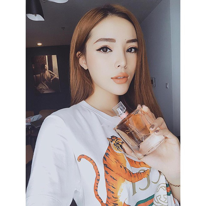 Dù vậy, hoa hậu luôn im lặng khi đề cập tới chuyện đã đụng dao kéo. Cô cũng lấy lý do góc chụp và ánh sáng để giải thích cho hình ảnh cằm dài và nhọn bất thường.