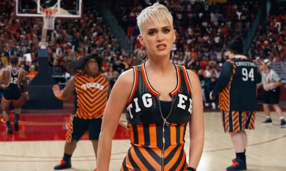 Năm 2017, Perry ra mắt ca khúc mới mang tên Swish Swish. Nhiều fan cho rằng bài hát viết về Swift: "Bình tĩnh đi cô bé. Tôi sẽ còn ở lại đây lâu. Hãy quen với việc đó đi. Cô luôn gọi tên tôi nhưng tôi lại luôn là người chiến thắng".