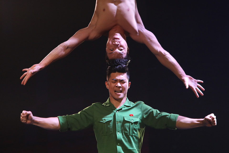 Tiết mục diễn ra trôi chảy đến khi 5 trong số 6 cây cột cao đồng loạt nghiêng sang hai bên, khiến khán giả thót tim và la hét không ngớt, còn Quốc Cơ khựng lại 1 phút rồi quyết định nhảy bổng và xa để đến được bục an toàn.