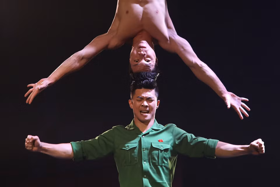 Tiết mục diễn ra trôi chảy đến khi 5 trong số 6 cây cột cao đồng loạt nghiêng sang hai bên, khiến khán giả thót tim và la hét không ngớt, còn Quốc Cơ khựng lại 1 phút rồi quyết định nhảy bổng và xa để đến được bục an toàn.