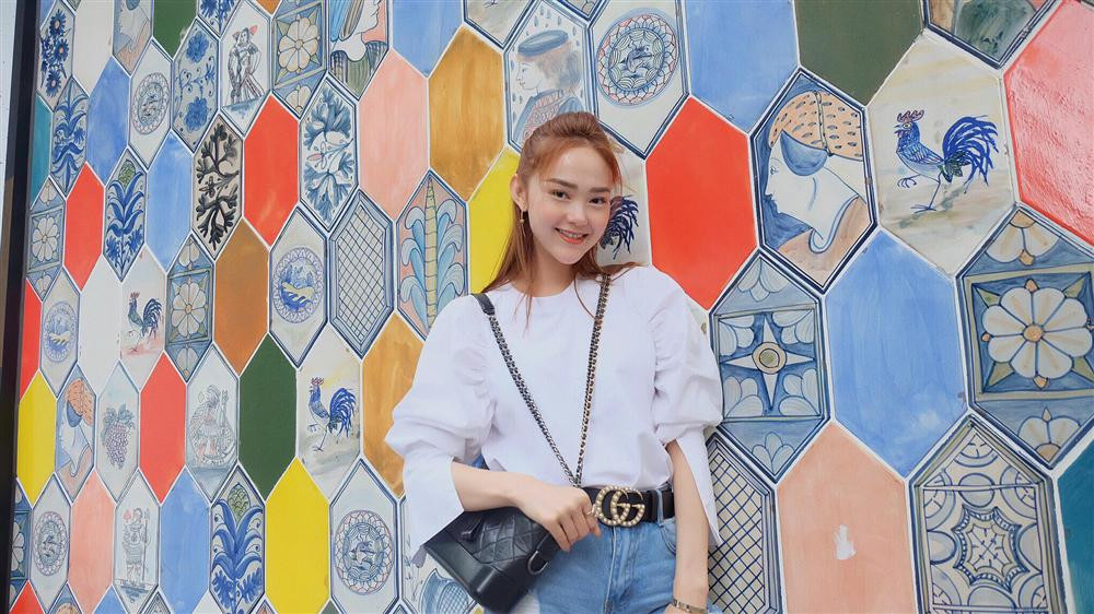 Mặc dù chưa một lần lên tiếng về nghi án phẫu thuật thẩm mỹ, thậm chí còn phủ nhận "Tôi không cần nhờ đến phẫu thuật thẩm mỹ vì bây giờ có rất nhiều công nghệ giúp cho người phụ nữ đẹp hơn mà không cần dao kéo", tuy nhiên những hình ảnh khác lạ của Minh Hằng vẫn khiến cô phải đối mặt với nghi án "đập mặt".