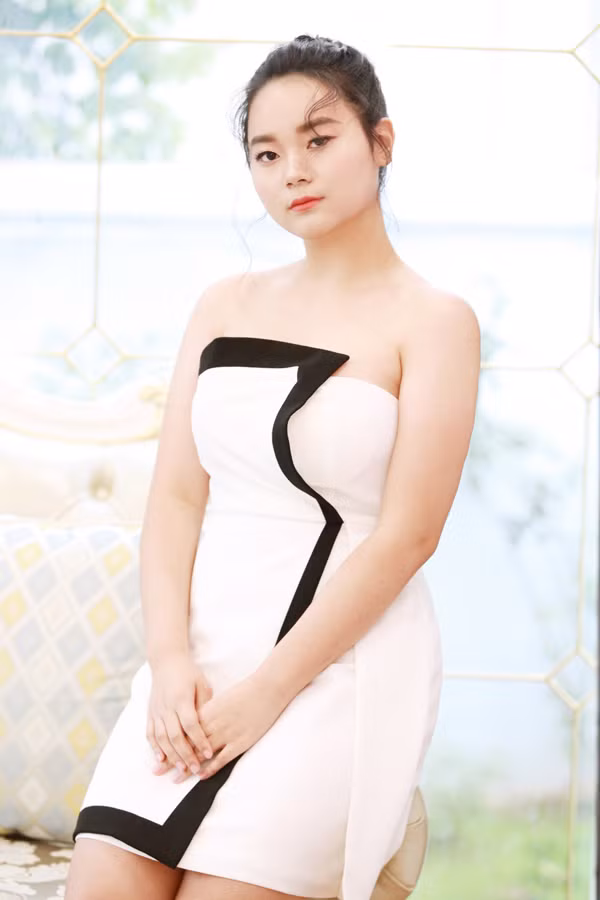 Huyền Anh mơ ước trở thành nhà thiết kế thời trang. Cô bé được mẹ cho đi học may và thỉnh thoảng đi diễn thời trang. Ảnh: Trương Đại Dương