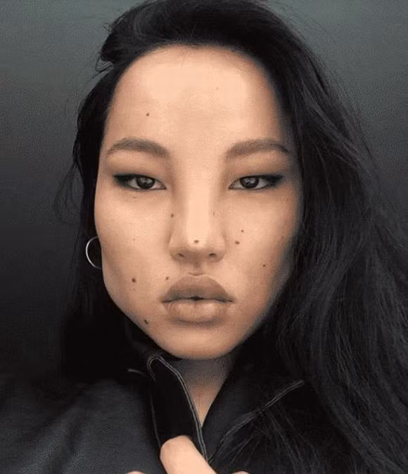 Ngay lúc này đây, khi nói về những siêu mẫu, bạn ngay lập tức nghĩ tới Kendall Jenner hoặc các chị em Hadid, Gigi và Bella phải không nào? Họ có thể khác nhau về ngoại hình nhưng nói chung vẫn được coi là chuẩn của những người mẫu hàng đầu. Nhưng, mới đây đã có một người mẫu mới xuất hiện. Cô rất khác biệt và được mọi người gọi là "người ngoài hành tinh".