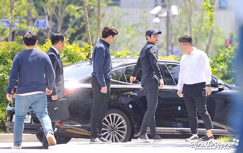 Sáng 24/5, diễn viên trẻ Lee Seo Won xuất hiện tại tòa án để tham gia phiên xét xử vụ án dùng dao đe dọa nữ đồng nghiệp sau khi quấy rối tình dục trong tình trạng say xỉn. Vụ án đang gây xôn xao và thu hút nhiều sự quan tâm của công chúng Hàn Quốc.