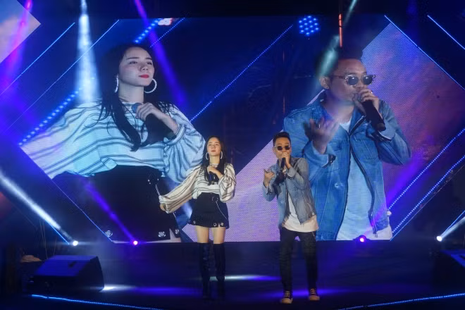 2 gương mặt cuối cùng có mặt trong chương trình là Justa Tee và hot girl Phương Linh cũng nhận được sự ủng hộ của khán giả khi mang đến những bản hit trẻ trung sôi động.