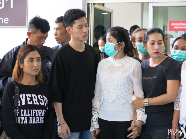 Theo ghi nhận của phóng viên Thái Lan, khi nhận thi thể Kay Lederer tại bệnh viện chỉ có vài người thân trong gia đình. Hôm tổ chức tang lễ cũng chỉ có sự xuất hiện của những người bạn thân thiết nhất trong nghề.