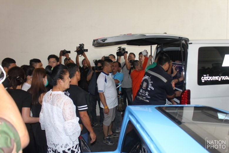 Cảnh sát xác nhận người đẹp Thái Lan Kay Lederer qua đời sau chấn thượng nặng vùng đầu, gãy xương chậu. Cơ quan chức năng cho rằng việc sử dụng thuốc diệt cỏ và nhảy lầu tự tử đã khiến nội tạng Kay Lederer tổn thương nặng ngay trước khi qua đời. Kết quả khám nghiệm tử thi được công bố còn cho thấy chân dài 30 tuổi mắc bệnh lây nhiễm qua đường tình dục. Trước đó, cô đối diện với căn bệnh trầm cảm. Bạn bè cho biết Kay Lederer điều trị bệnh trong khoảng 3,4 năm qua.